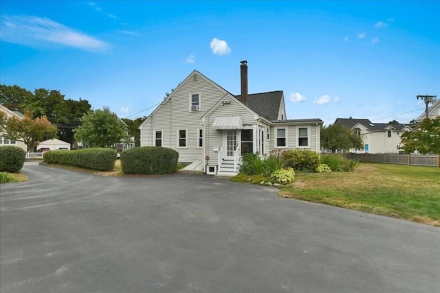 view of front of property with a front yard