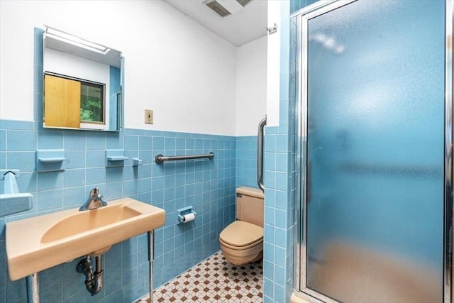 124 Mount Vernon Rd W, Weymouth, MA 02189 - full bathroom featuring a stall shower, wainscoting, toilet, tile walls, and a sink