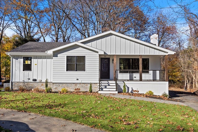 view of front facade with a front yard and a porch