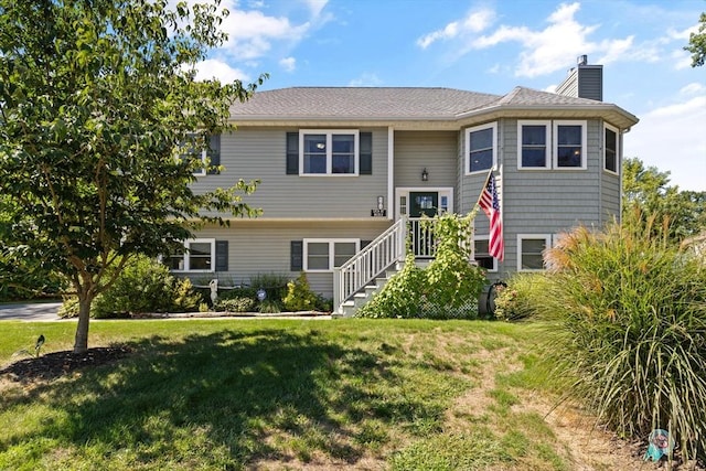 view of front of property featuring a front lawn