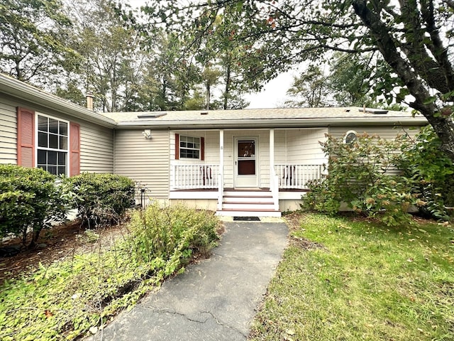 ranch-style home with a porch