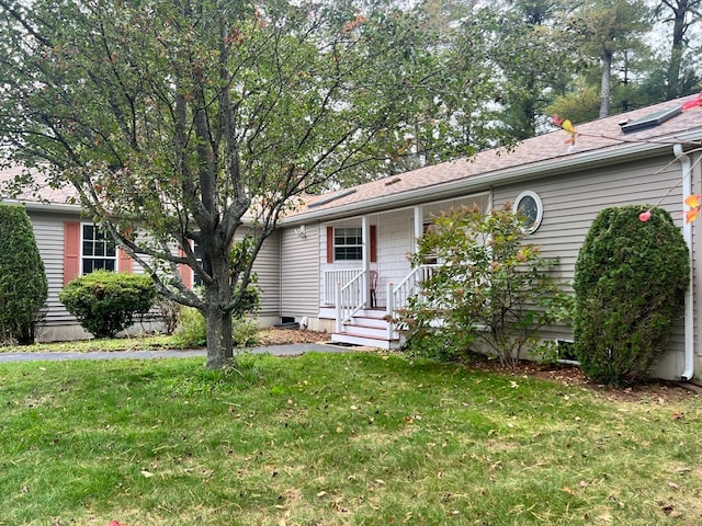 view of front of property featuring a front yard