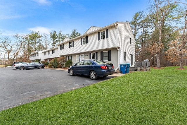 townhome / multi-family property featuring a front yard