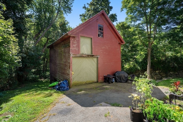 view of outbuilding featuring a yard