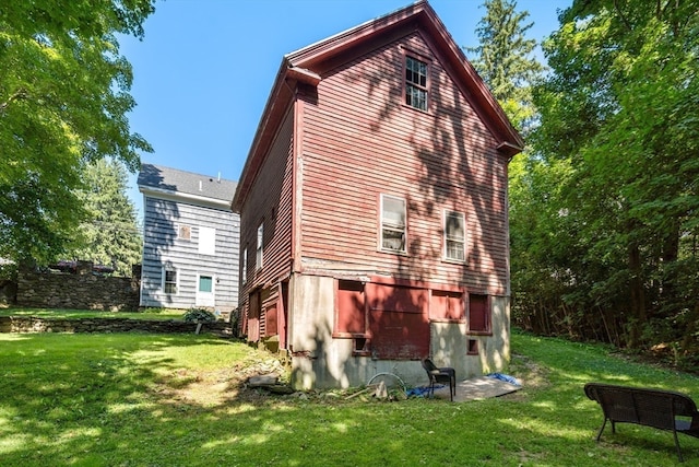 rear view of house featuring a yard