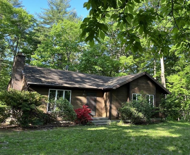 single story home with a front yard