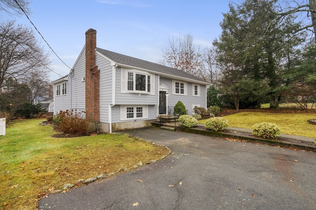 split foyer home with a front yard