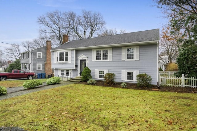 split foyer home featuring a front lawn