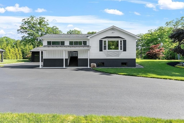 481 W Townsend Rd, Lunenburg, MA 01462 - view of front of property featuring board and batten siding, a front yard, driveway, and a garage