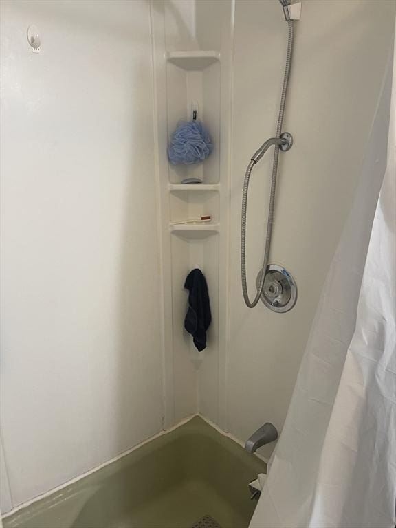 full bath with shower / bath combination with curtain