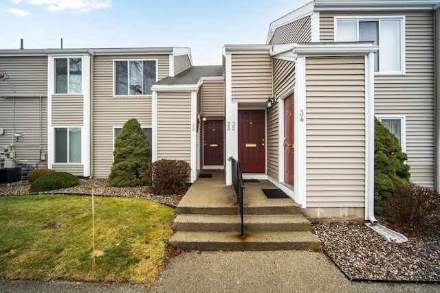 view of front facade with a front yard