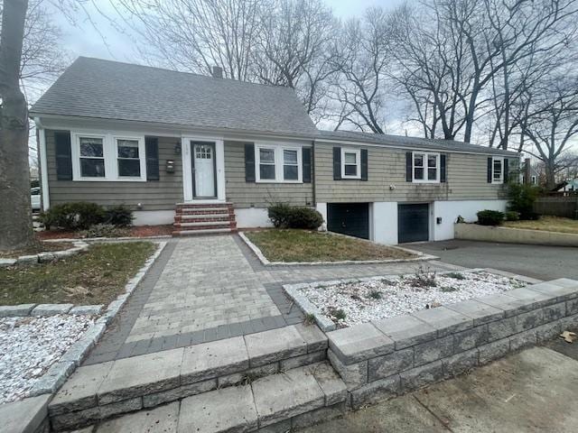 view of front of property featuring a shingled roof