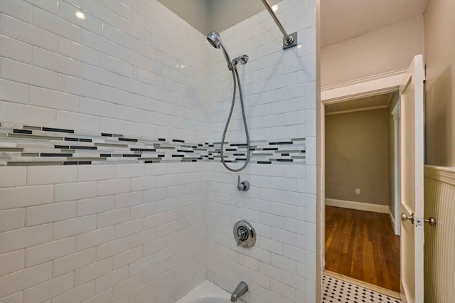 bathroom featuring tiled shower / bath