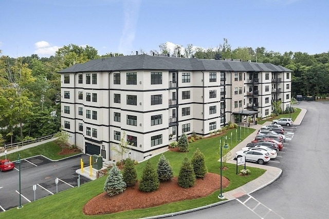 11 Cushing Pl Unit 106, Chelmsford, MA 01824 - view of property with uncovered parking