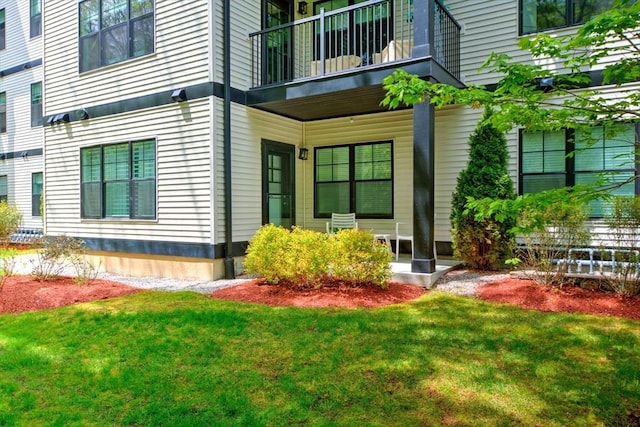 11 Cushing Pl Unit 106, Chelmsford, MA 01824 - view of exterior entry with a balcony, a yard, and a porch