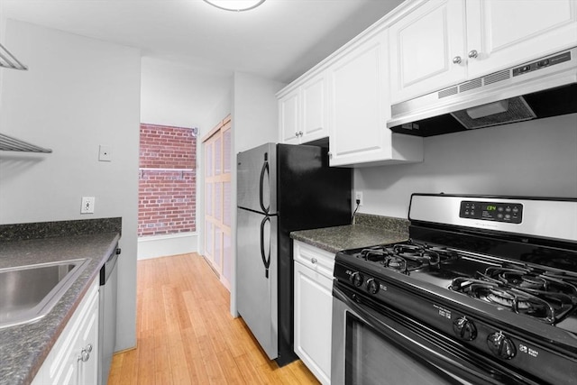42 8th St Unit 1301, Boston, MA 02129 - kitchen featuring stainless steel appliances, under cabinet range hood, dark countertops, white cabinets, and light wood-type flooring