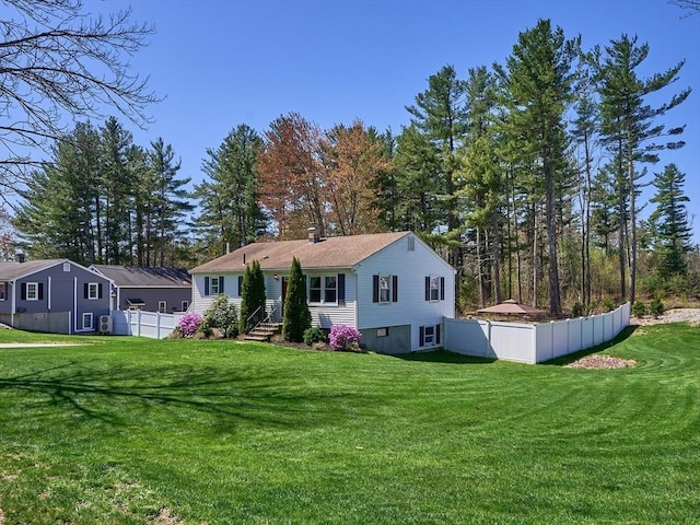 view of front of property featuring a front lawn and fence