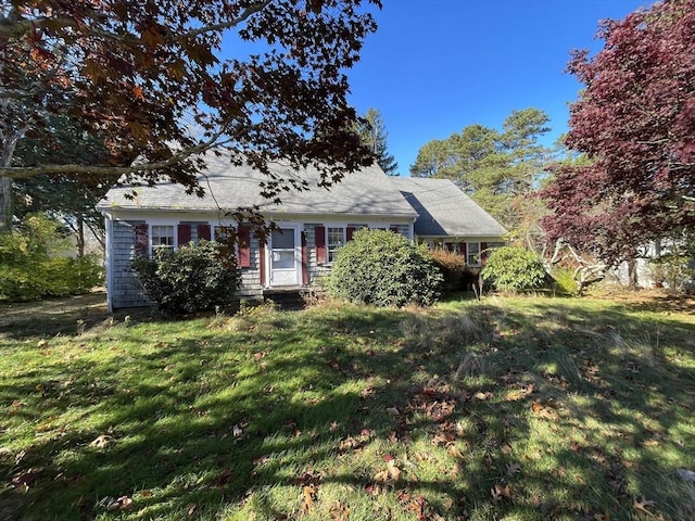 view of front facade with a front yard