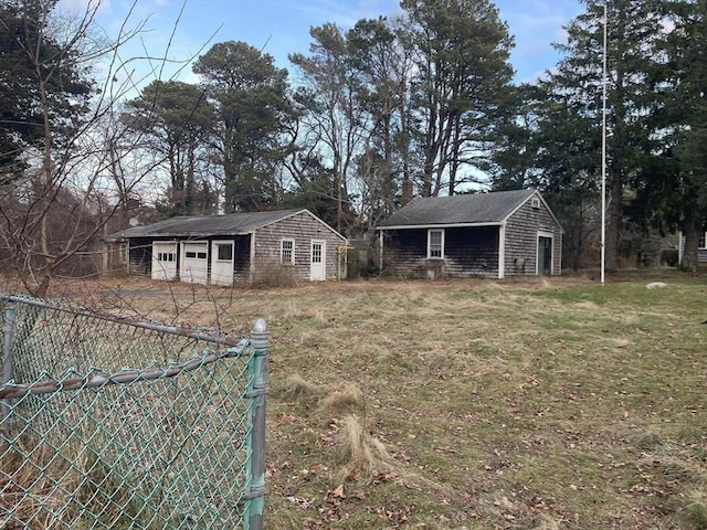 view of yard featuring an outbuilding