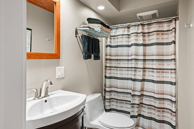 bathroom featuring toilet, a shower with curtain, recessed lighting, and vanity