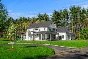 view of front of home with a front lawn