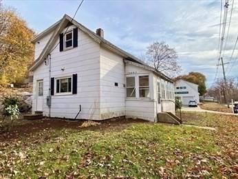 view of side of property featuring a lawn