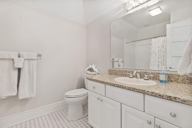 bathroom with a shower with curtain, baseboards, toilet, and vanity