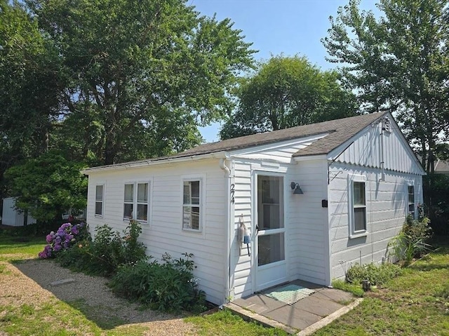 view of outdoor structure featuring an outbuilding