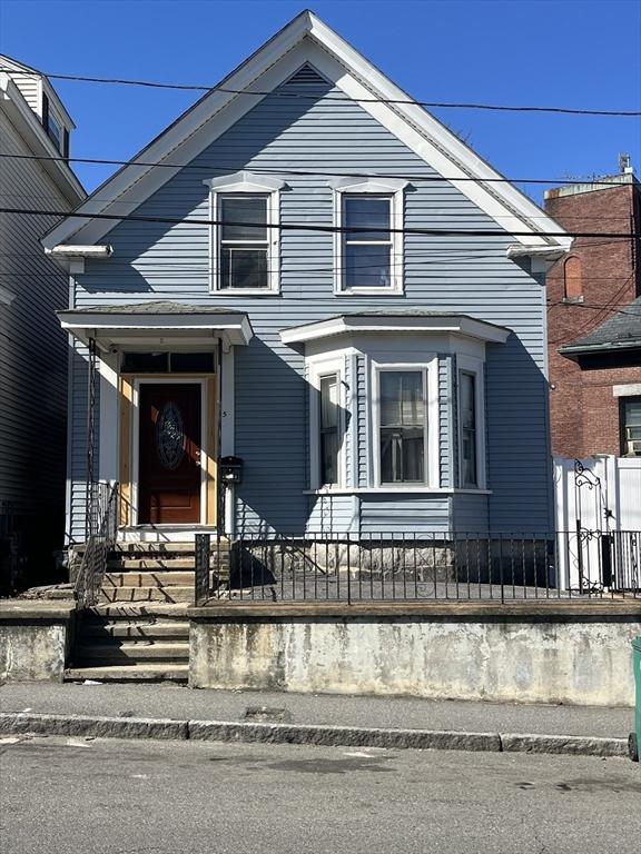 view of front of home featuring a fenced front yard