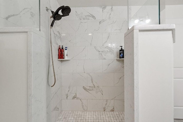 bathroom featuring tiled shower