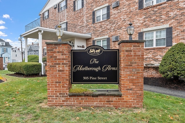 community sign with a lawn