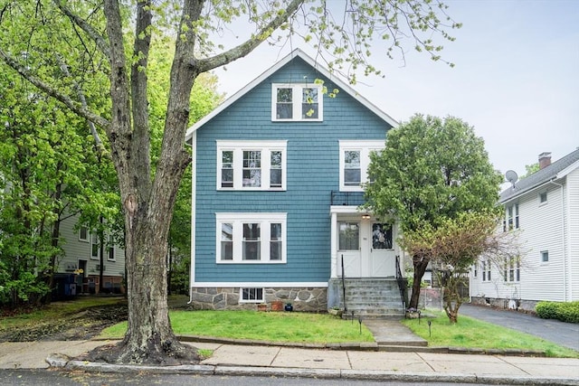 view of front facade with a front yard