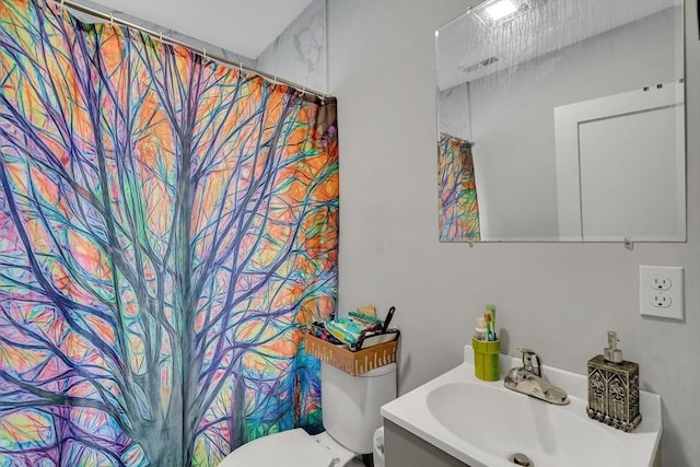 full bathroom featuring toilet, curtained shower, and vanity