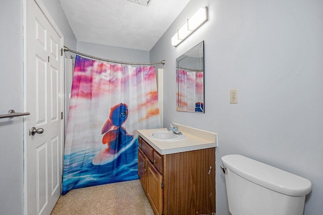 bathroom featuring a shower with shower curtain, vanity, and toilet