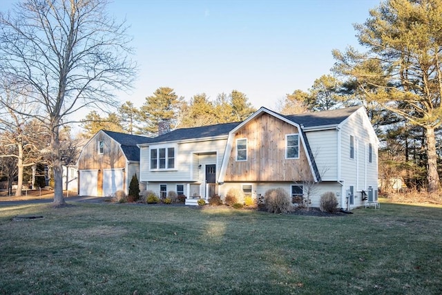 bi-level home featuring a front lawn