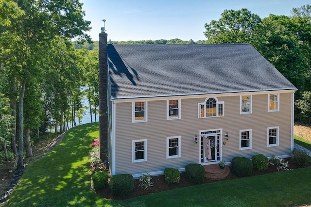 colonial house featuring a front yard