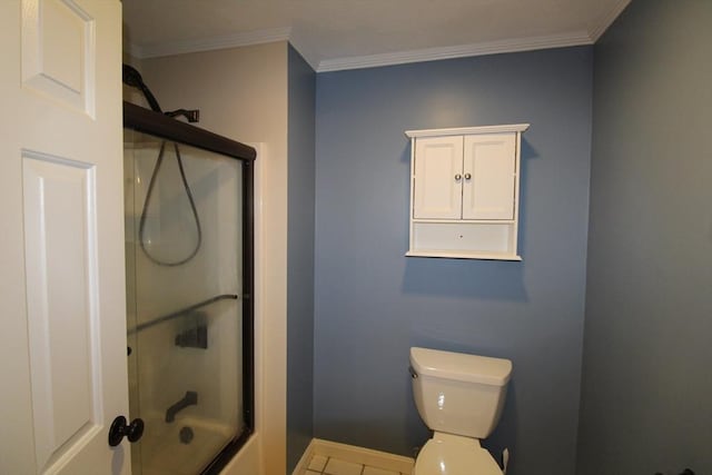 full bath with shower / bath combination with glass door, baseboards, crown molding, and toilet