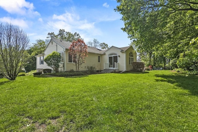 view of front of property featuring a front yard