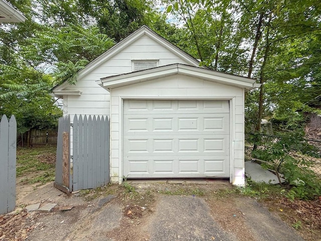 23 Eldert St, Springfield, MA 01109 - detached garage featuring asphalt driveway