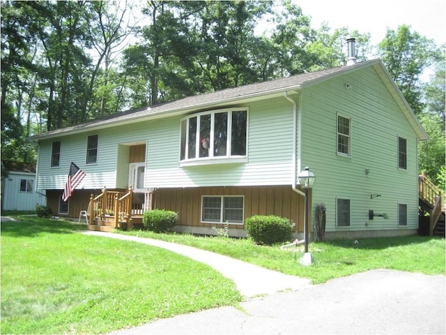 split foyer home with a front yard