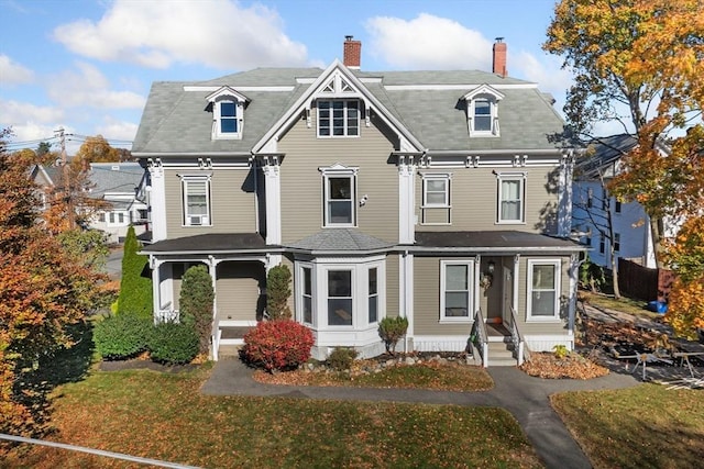 view of front facade featuring a front lawn