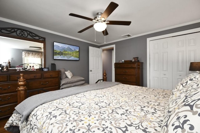 bedroom featuring a closet, visible vents, crown molding, and ceiling fan