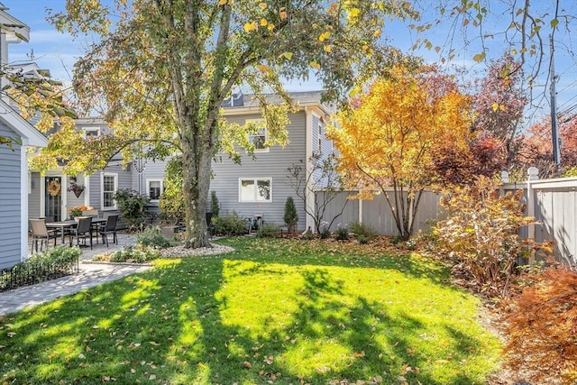 view of yard featuring a patio