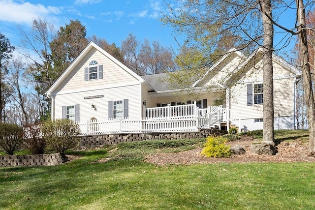 view of front of property featuring a deck and a front yard