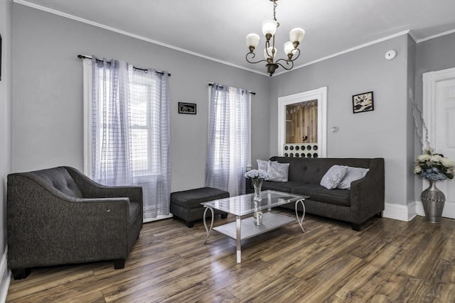 living room with a chandelier, wood finished floors, crown molding, and baseboards