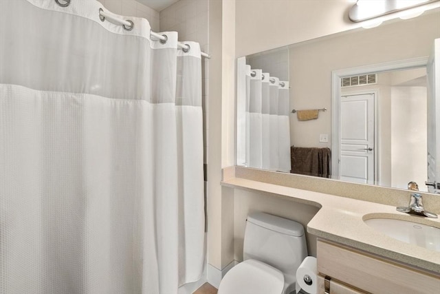 full bath with visible vents, toilet, vanity, and a shower with shower curtain