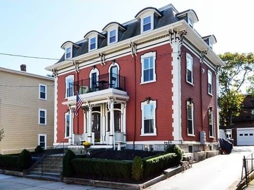 view of italianate home