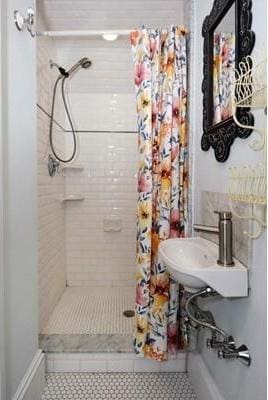 bathroom featuring sink and a shower with shower curtain