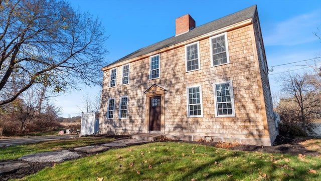 colonial house featuring a front yard