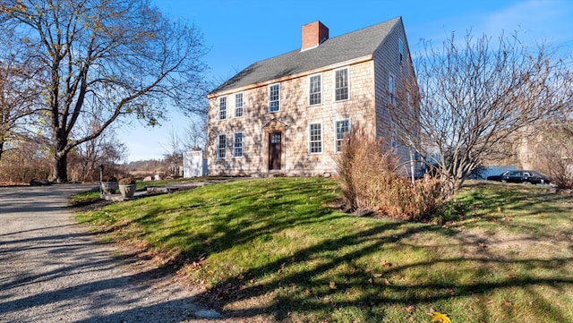 colonial house featuring a front yard